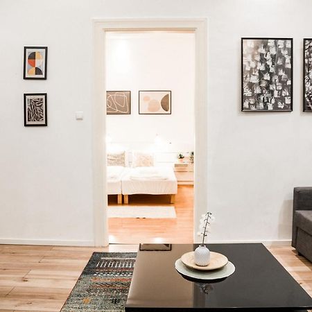Stylish And Spacious ! Central Location Kazincy Netflix Budapest Kültér fotó