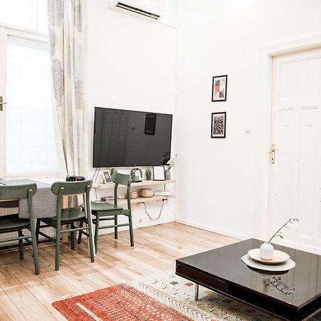 Stylish And Spacious ! Central Location Kazincy Netflix Budapest Kültér fotó