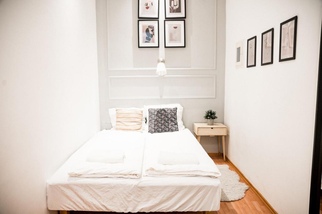 Stylish And Spacious ! Central Location Kazincy Netflix Budapest Kültér fotó