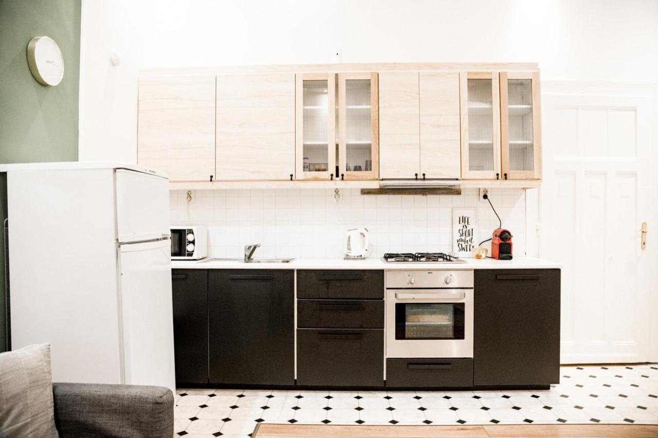 Stylish And Spacious ! Central Location Kazincy Netflix Budapest Kültér fotó