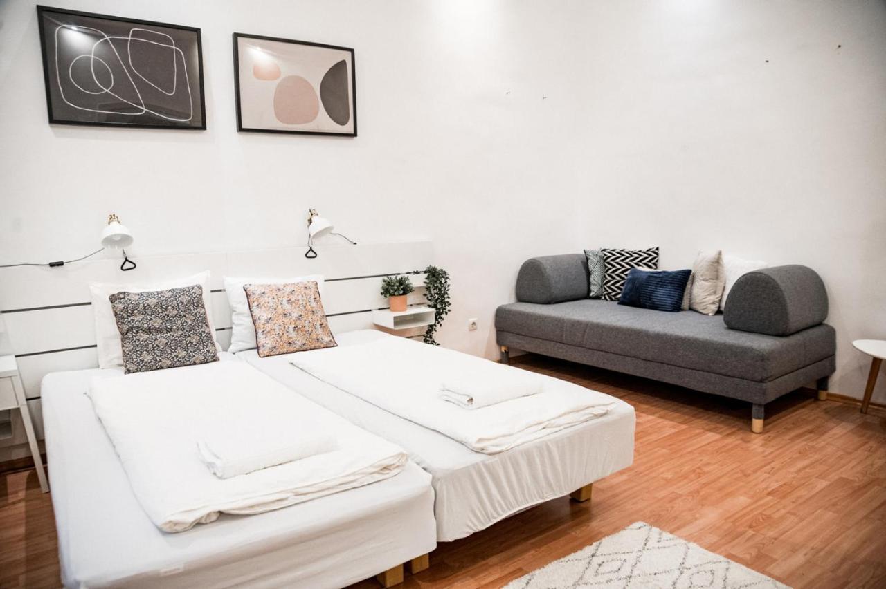 Stylish And Spacious ! Central Location Kazincy Netflix Budapest Kültér fotó