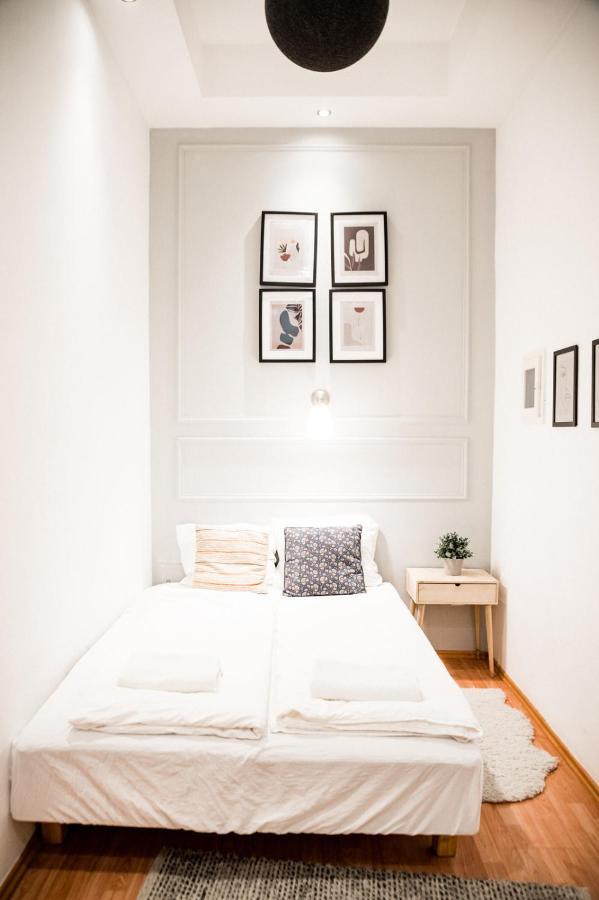 Stylish And Spacious ! Central Location Kazincy Netflix Budapest Kültér fotó