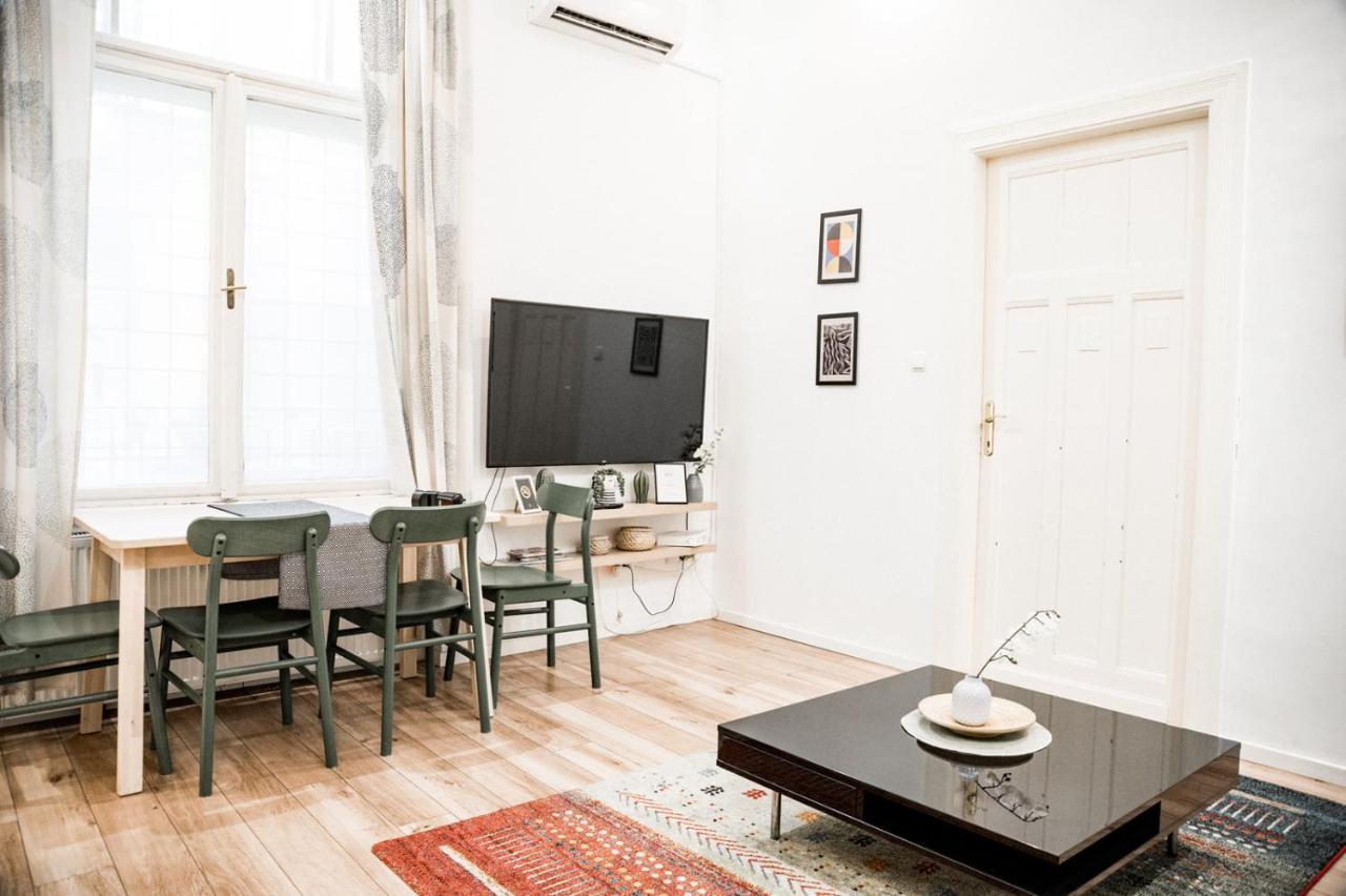Stylish And Spacious ! Central Location Kazincy Netflix Budapest Kültér fotó
